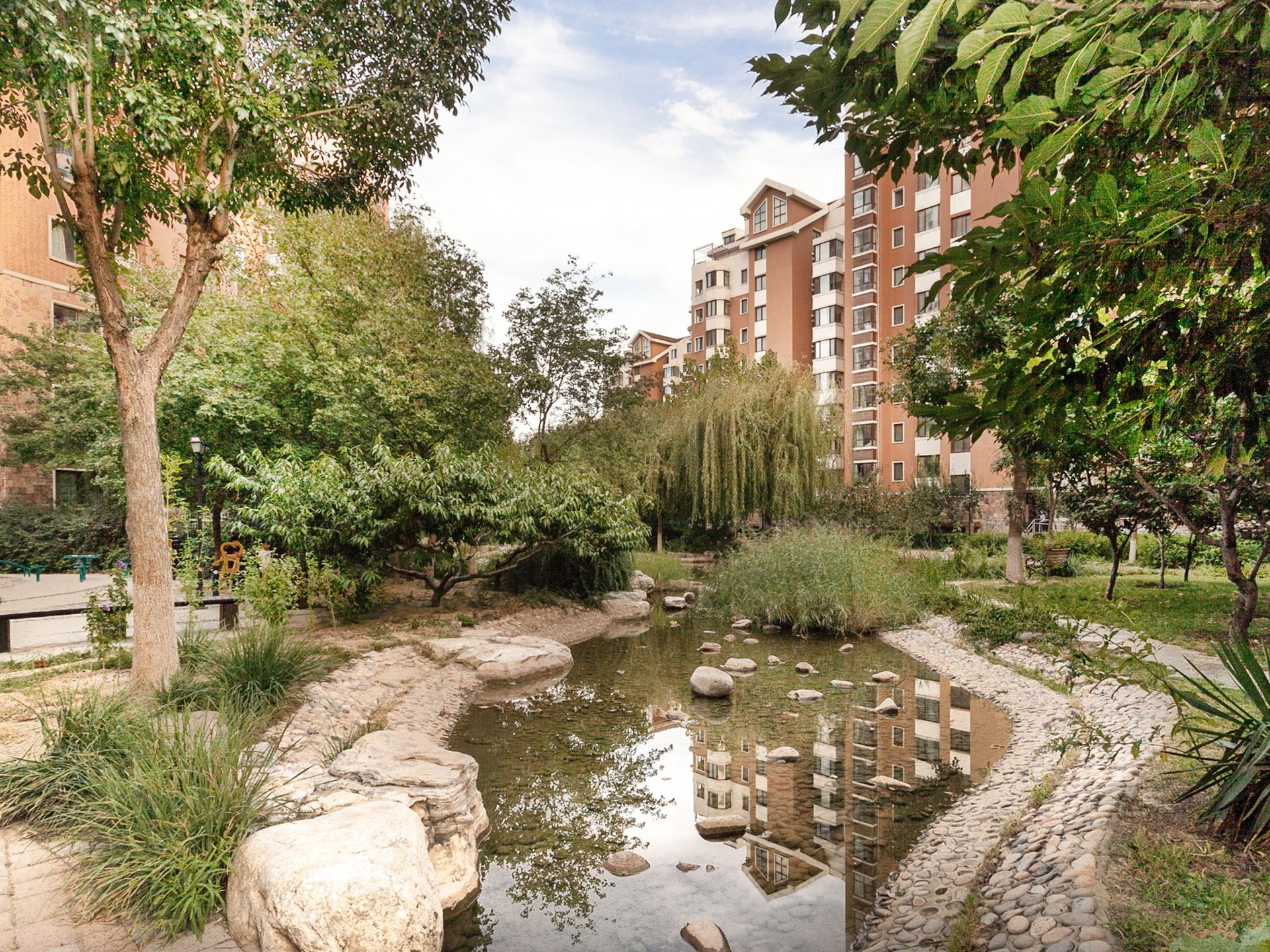 顶秀青溪 environment