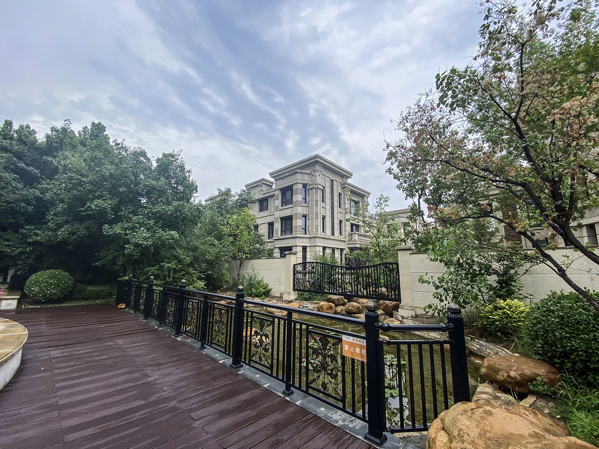 鸿坤林语墅 environment