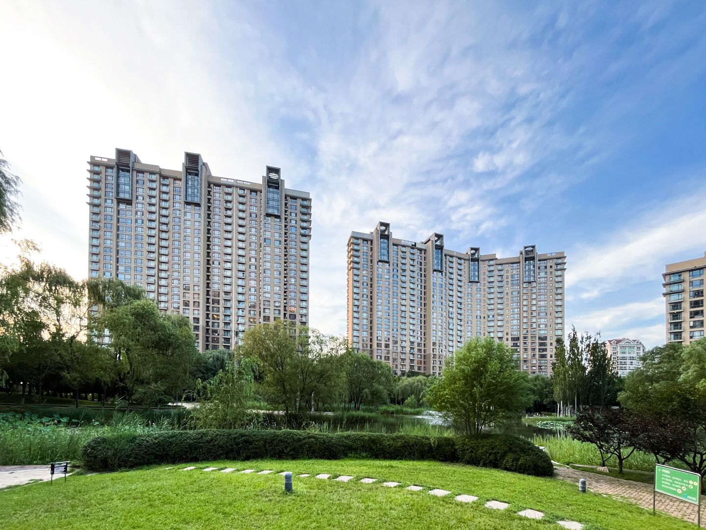 世茂奥临花园 environment