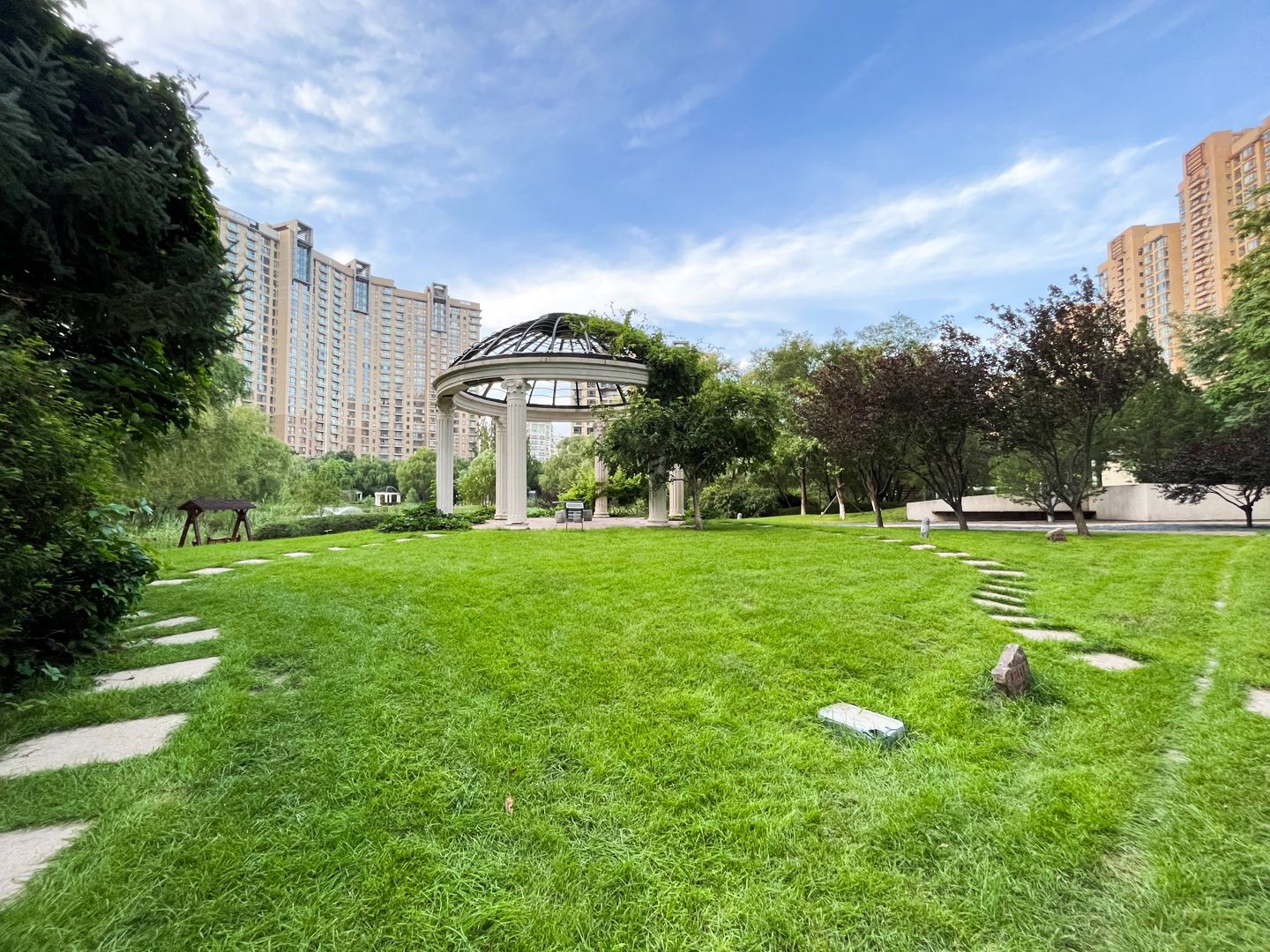 世茂奥临花园 environment