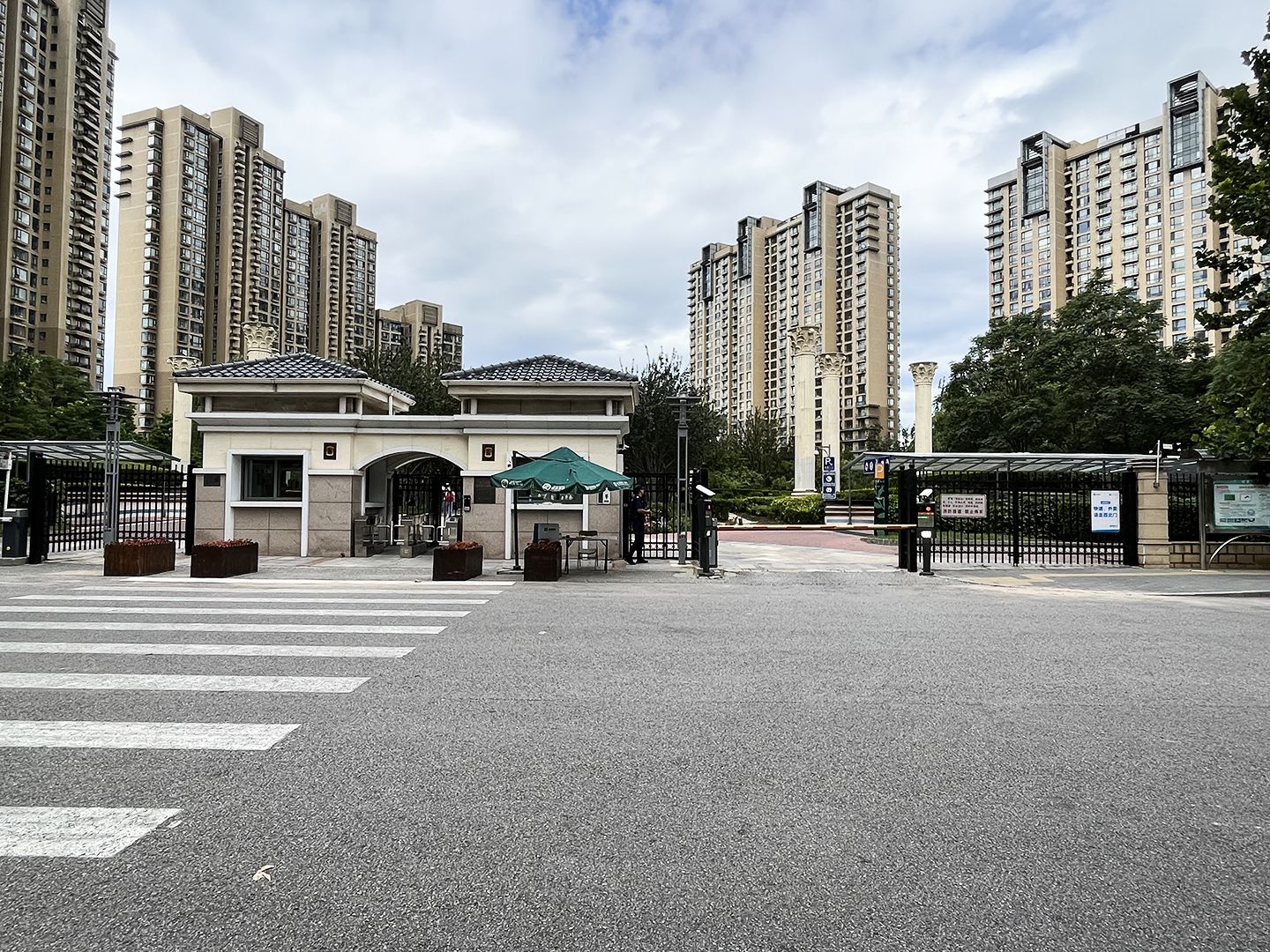 世茂奥临花园 environment