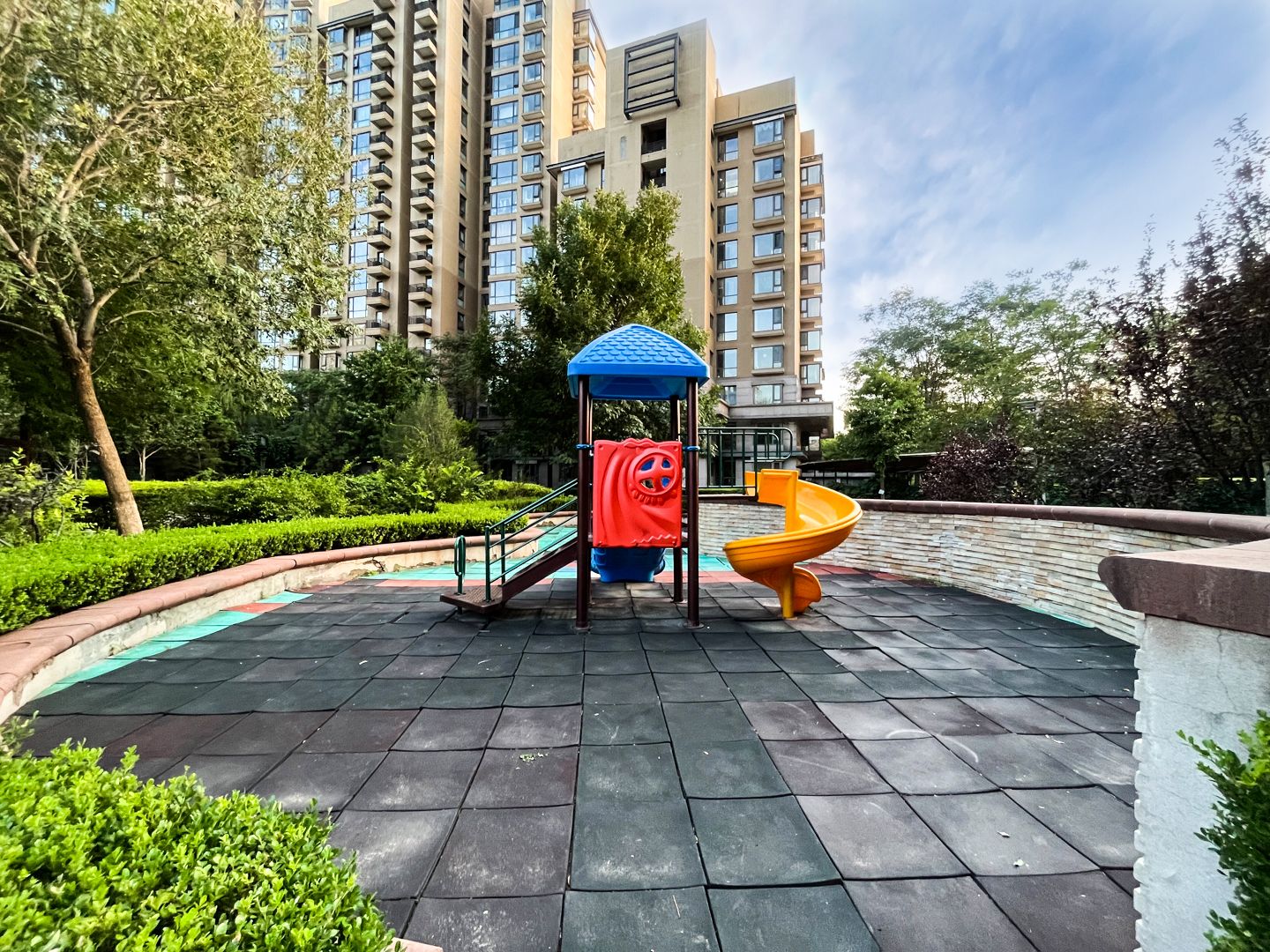 世茂奥临花园 environment