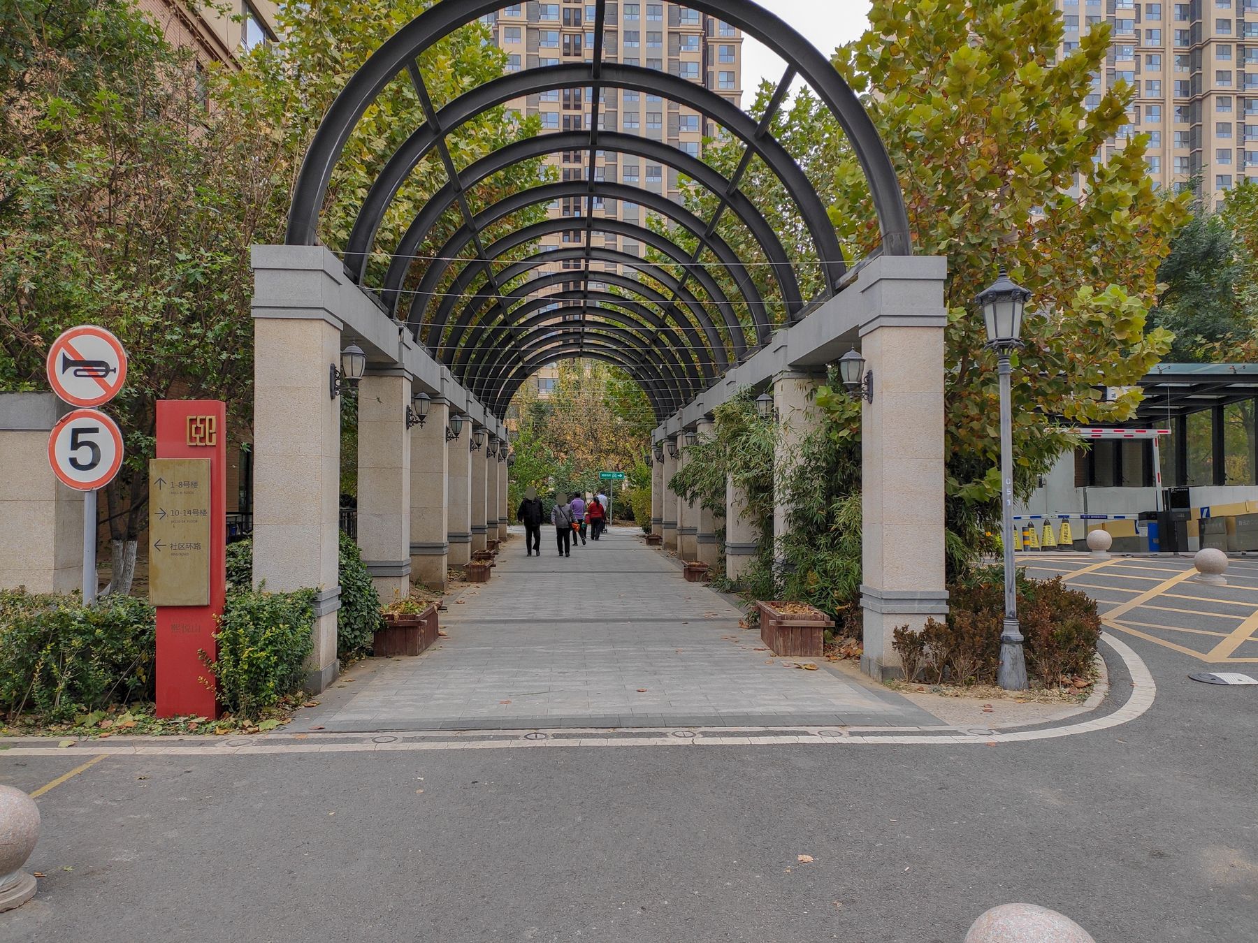 首开熙悦山澜庭 environment