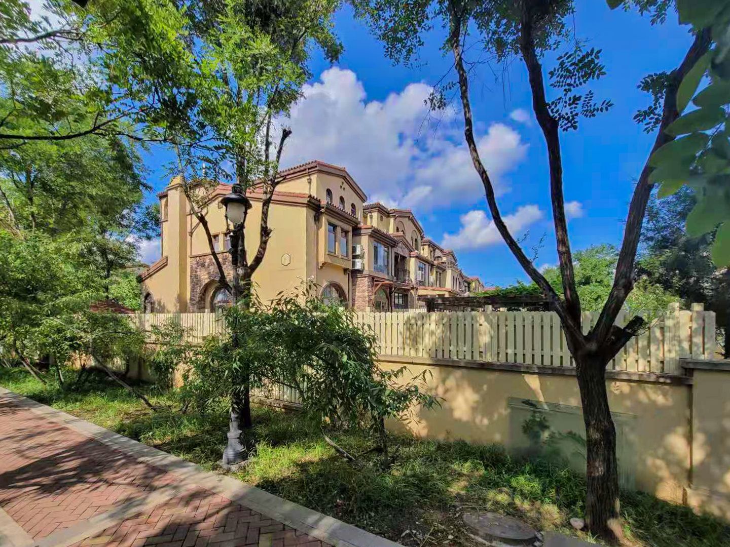 万通龙山逸墅 environment