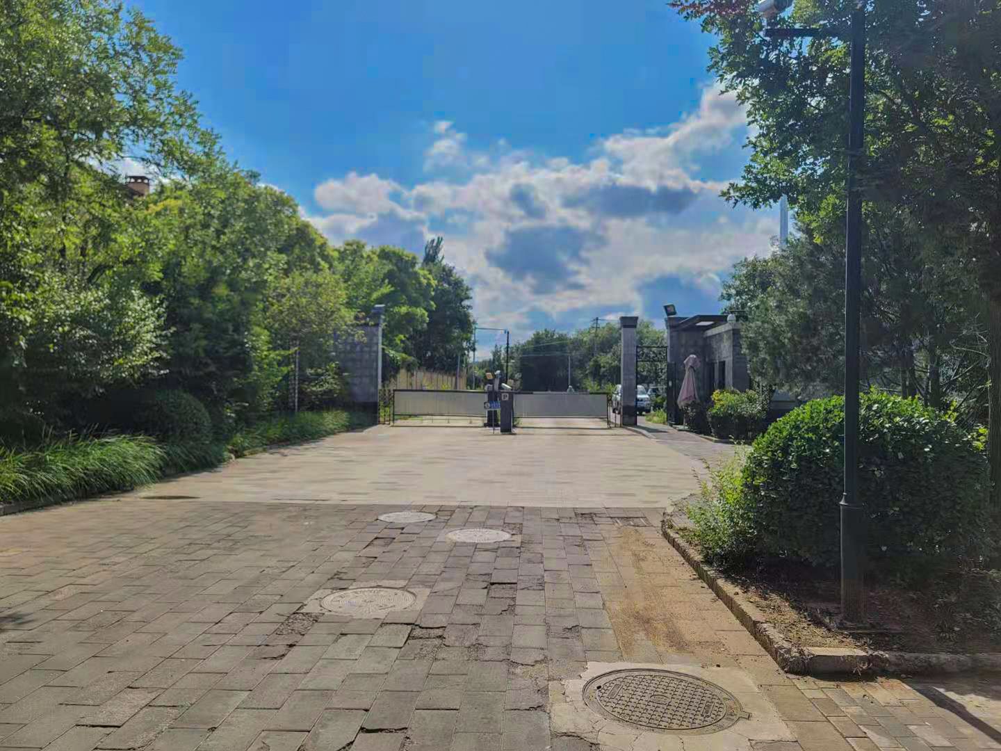 万通龙山逸墅 environment