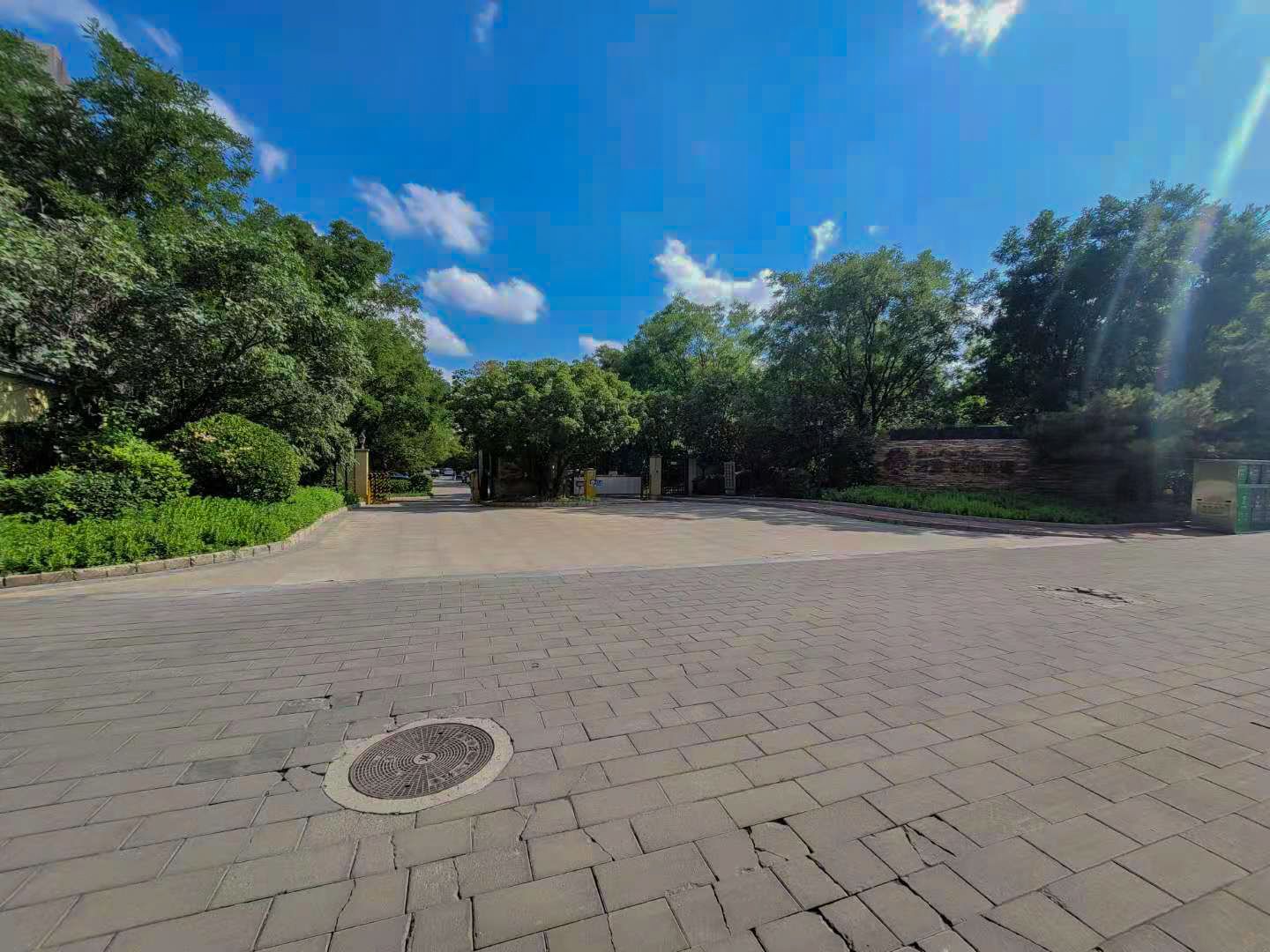 万通龙山逸墅 environment