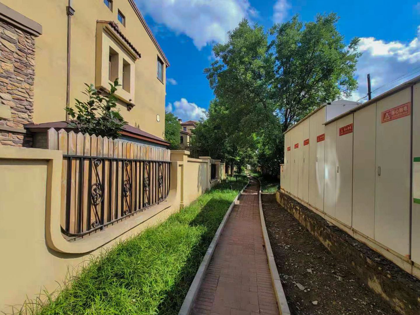 万通龙山逸墅 environment