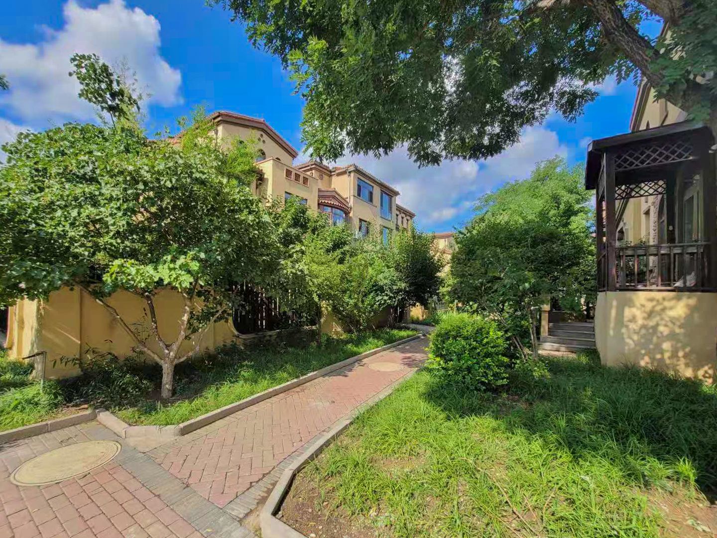 万通龙山逸墅 environment