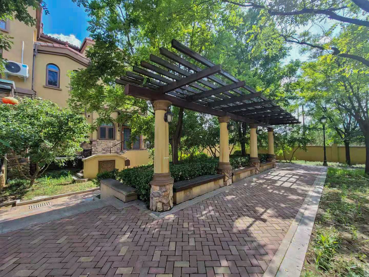 万通龙山逸墅 environment