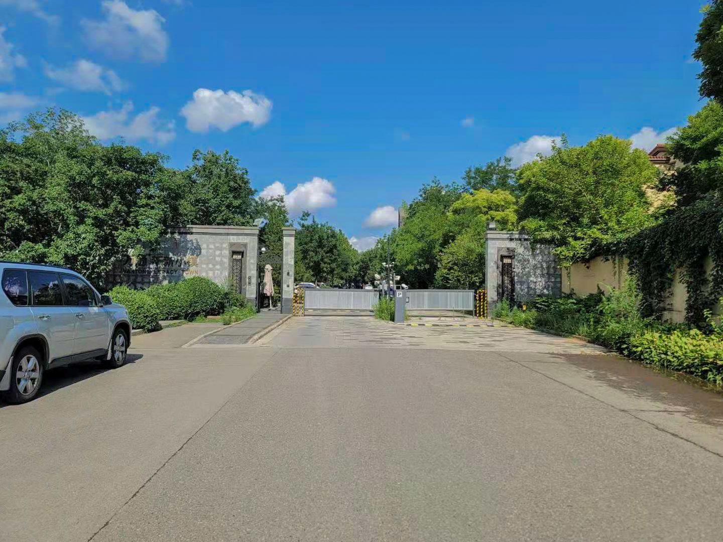 万通龙山逸墅 environment