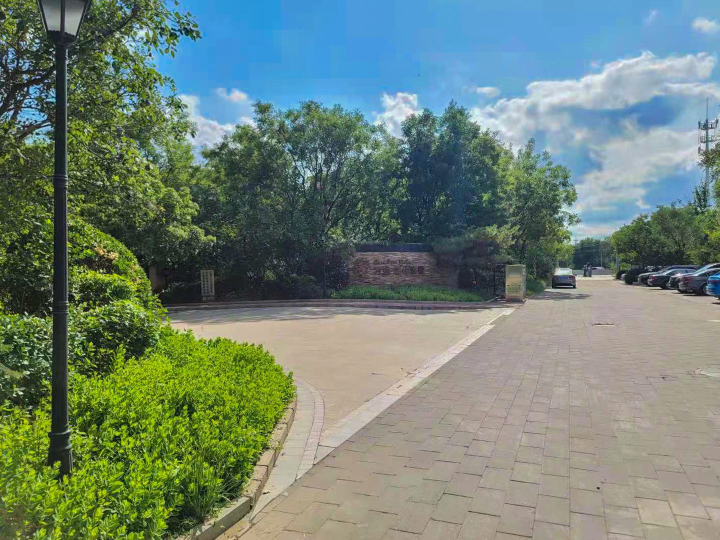 万通龙山逸墅 environment