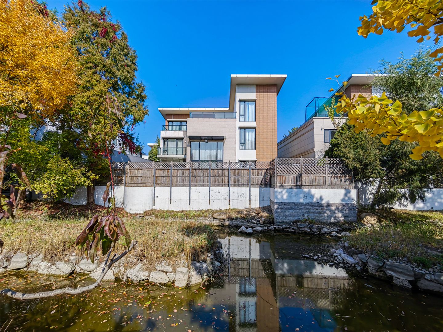 卓锦万代 environment