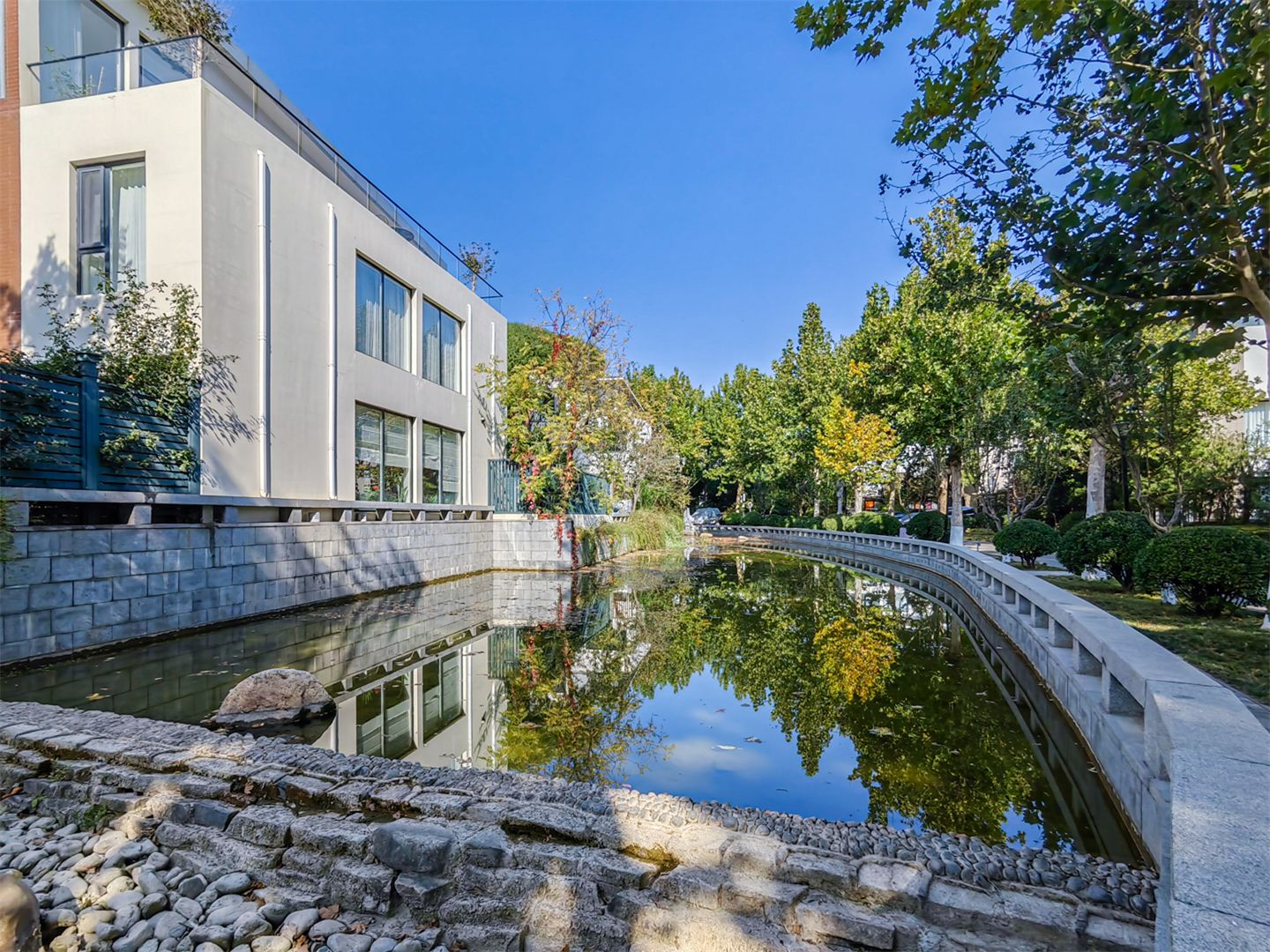 卓锦万代 environment