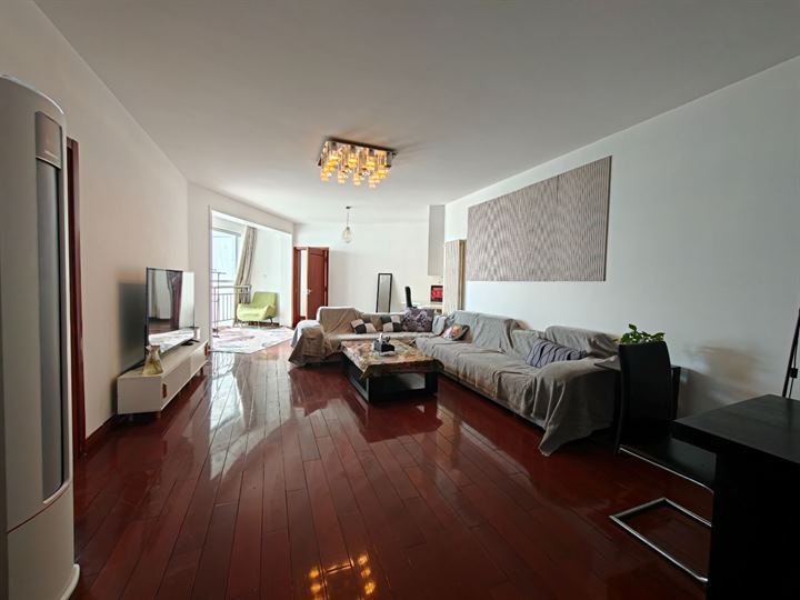 Well-Furnished 2-Bedroom Apartment in Qingdao