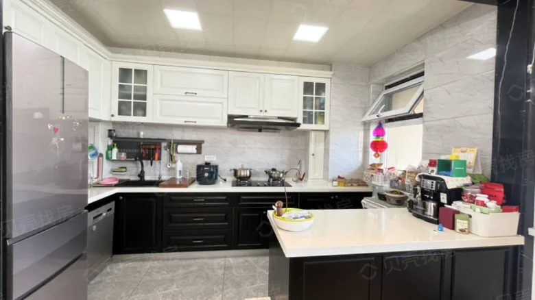 The Middle Heaven and Earth - View 6