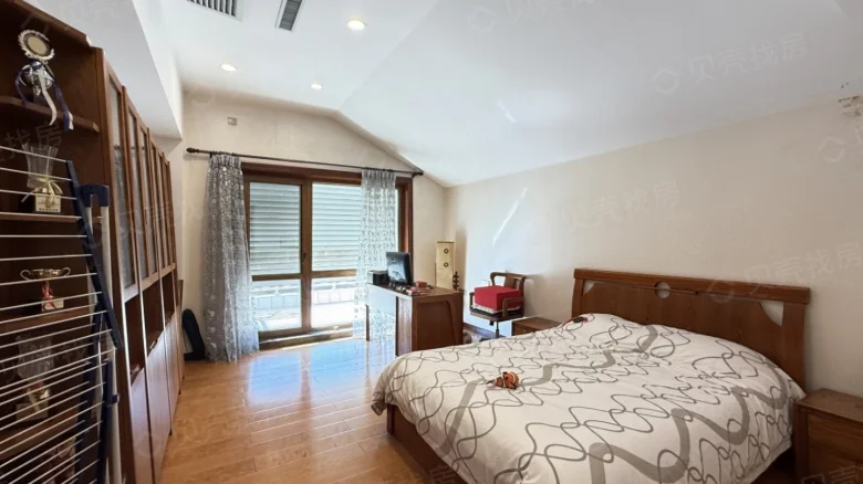 Jade-like garden in the central district - View 17