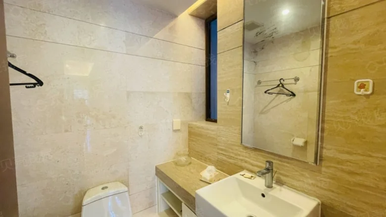 Half-Mountain Half-Island · Central Oceanview Boulevard - View 9