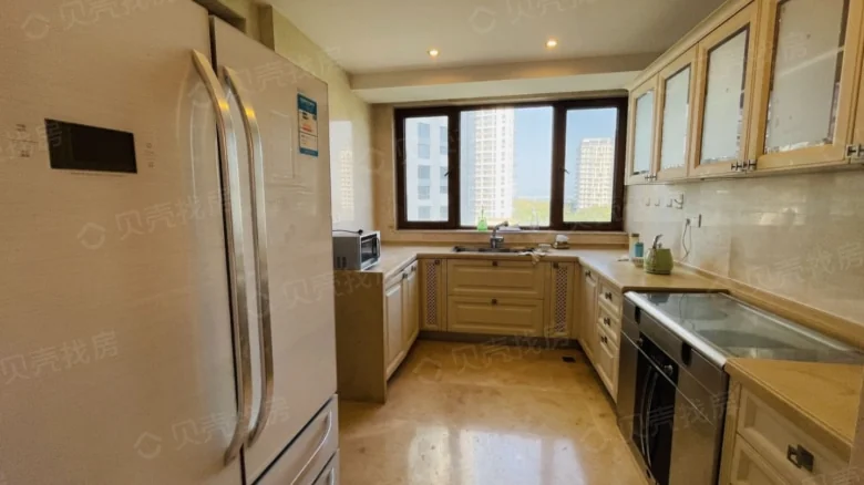 Half-Mountain Half-Island · Central Oceanview Boulevard - View 6