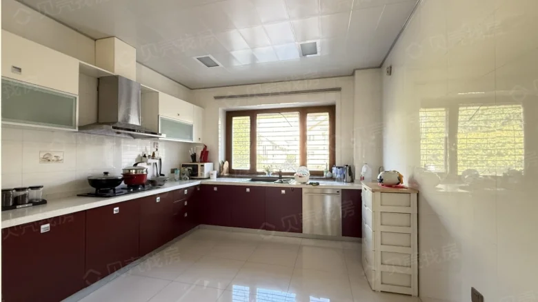 Jade-like garden in the central district - View 21