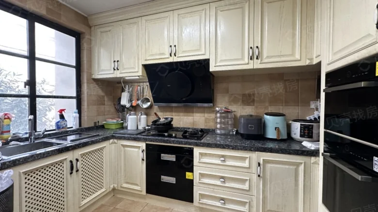 Peninsula Mansion - View 16