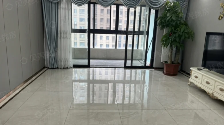 Poly Champagne - View 1