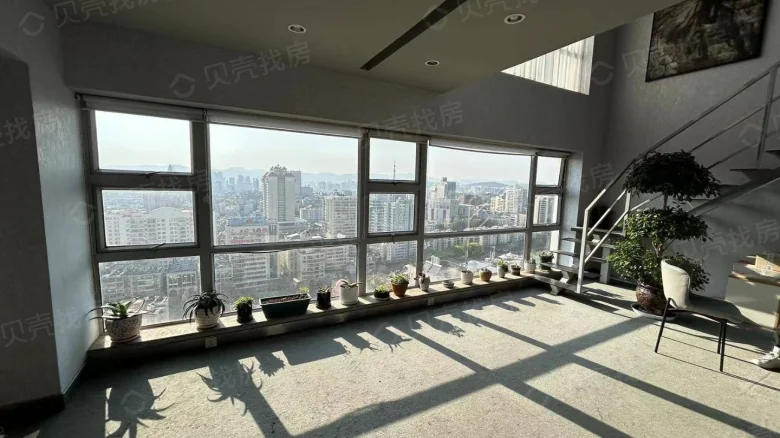 Silver Sea SOHO International Apartment - View 4