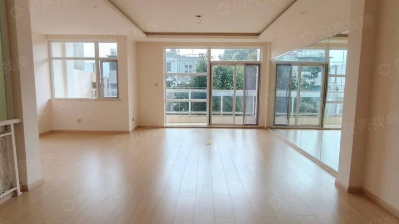 Dianchi Weicheng Zhibao - View 1