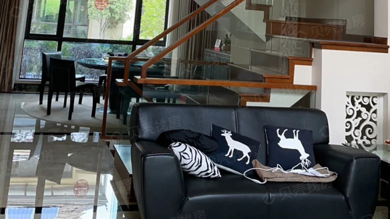 Poly Ville Leaf Language Villa - View 1