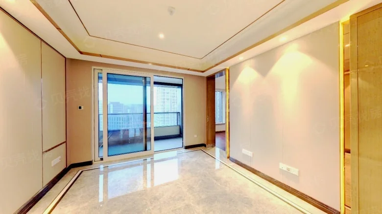 Luxury Courtyard Residence - View 4