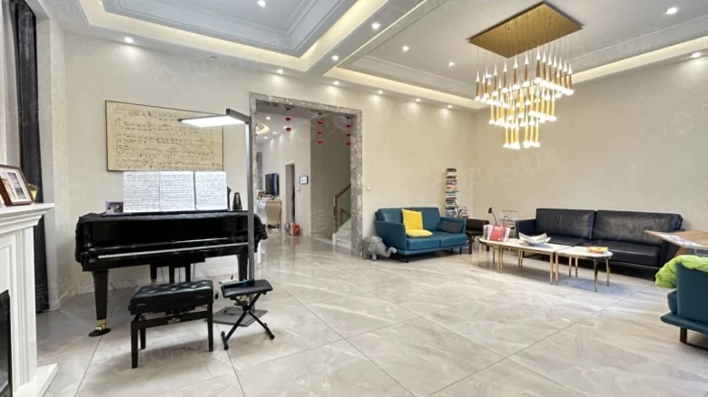 Red Star Venice Manor - View 1