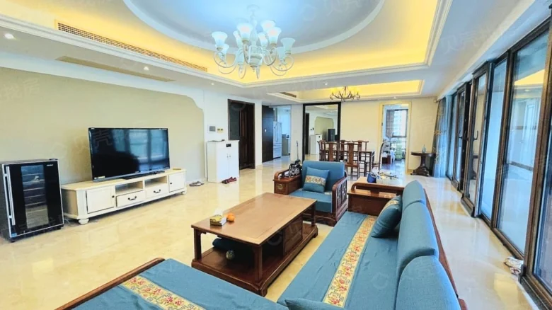 Half-Mountain Half-Island · Central Oceanview Boulevard - View 1