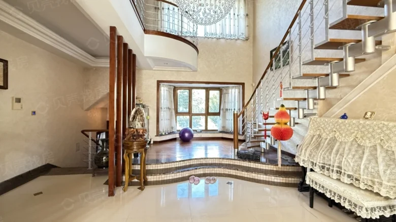 Jade-like garden in the central district - View 5