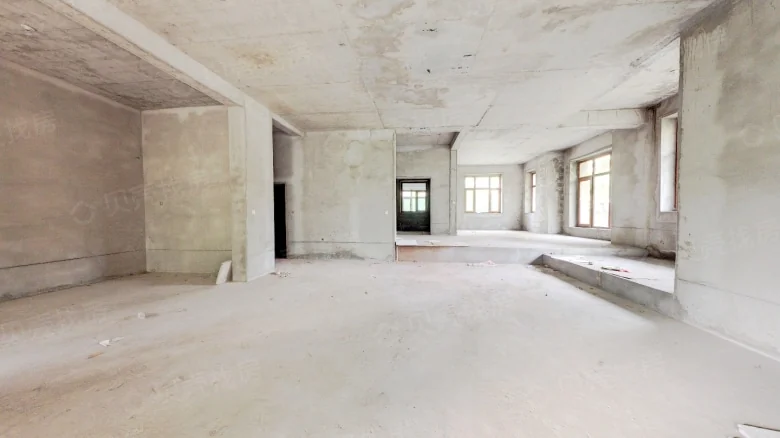 Left Bank No. 1 Courtyard - View 1