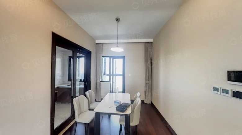 Elegant Ode in Gentle Breeze - View 2