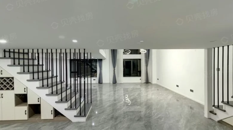 Crimson Star Sky Luxury - View 3