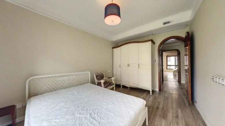 Hóng Kông Zhì Dì Yī Hào Hú pàn This translation represents a phonetic rendering in English. In terms of an exact compound name translation, it could be rendered as - View 7