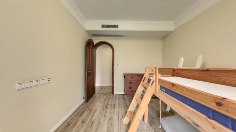 Hóng Kông Zhì Dì Yī Hào Hú pàn This translation represents a phonetic rendering in English. In terms of an exact compound name translation, it could be rendered as - View 6