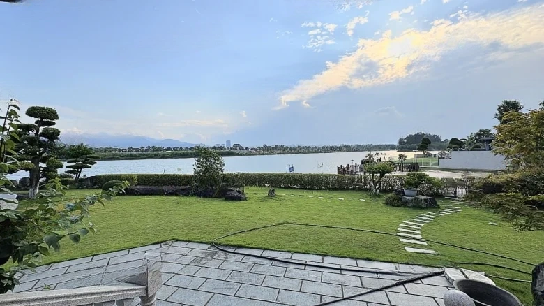 Island Villa Garden - View 12