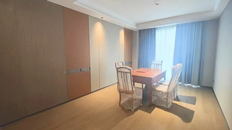 Luhong · Listening Blue Times - View 3