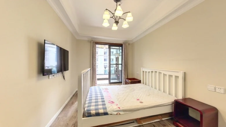 Hóng Kông Zhì Dì Yī Hào Hú pàn This translation represents a phonetic rendering in English. In terms of an exact compound name translation, it could be rendered as - View 9