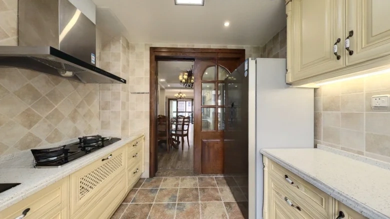 Hóng Kông Zhì Dì Yī Hào Hú pàn This translation represents a phonetic rendering in English. In terms of an exact compound name translation, it could be rendered as - View 15