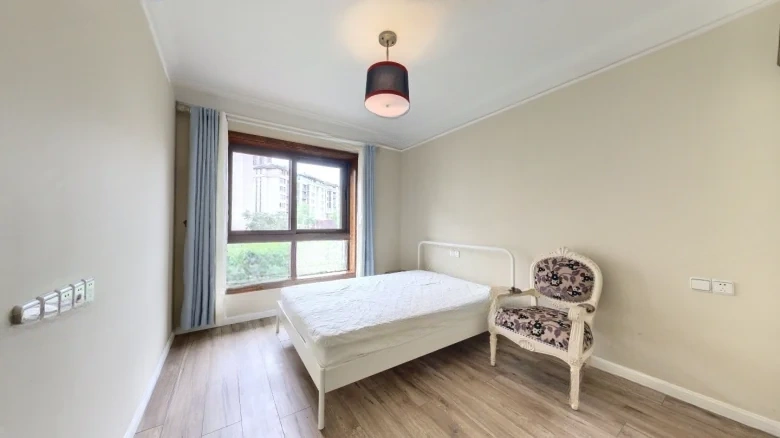 Hóng Kông Zhì Dì Yī Hào Hú pàn This translation represents a phonetic rendering in English. In terms of an exact compound name translation, it could be rendered as - View 4