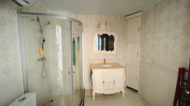 Midi Manor - View 14