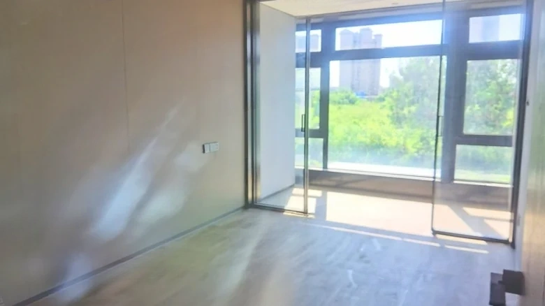 Luhu Listening Blue Times - View 3