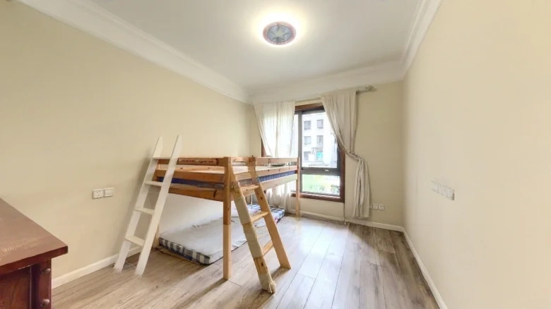 Hóng Kông Zhì Dì Yī Hào Hú pàn This translation represents a phonetic rendering in English. In terms of an exact compound name translation, it could be rendered as - View 3