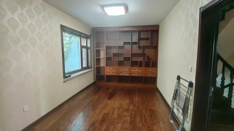 Changchun Pearl明珠 can be directly translated as part of the location name and descriptive term. However, for a more cohesive translation that fits typical naming conventions in English, one might use - View 5