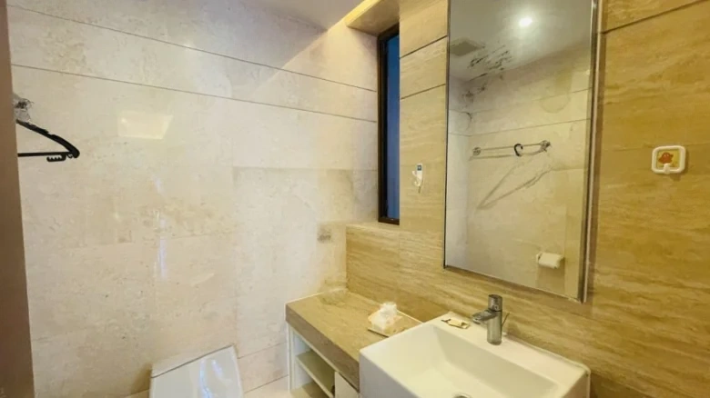 Half-Mountain Half-Island · Central Oceanview Boulevard - View 9