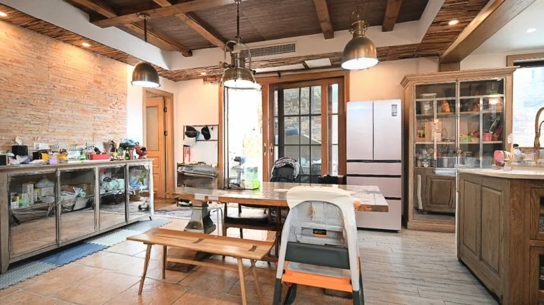 Magnificent Island Facing Two Rivers and Government Offices - View 17