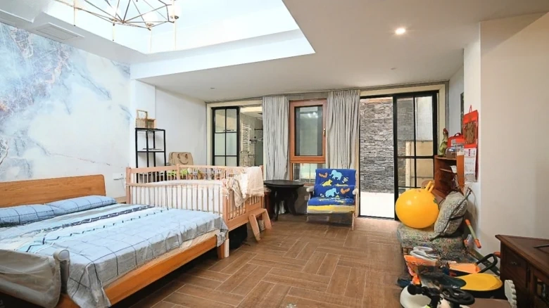 Magnificent Island Facing Two Rivers and Government Offices - View 13