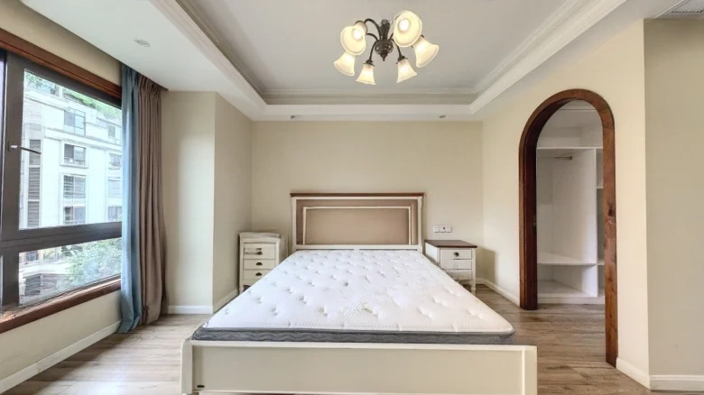 Hóng Kông Zhì Dì Yī Hào Hú pàn This translation represents a phonetic rendering in English. In terms of an exact compound name translation, it could be rendered as - View 5